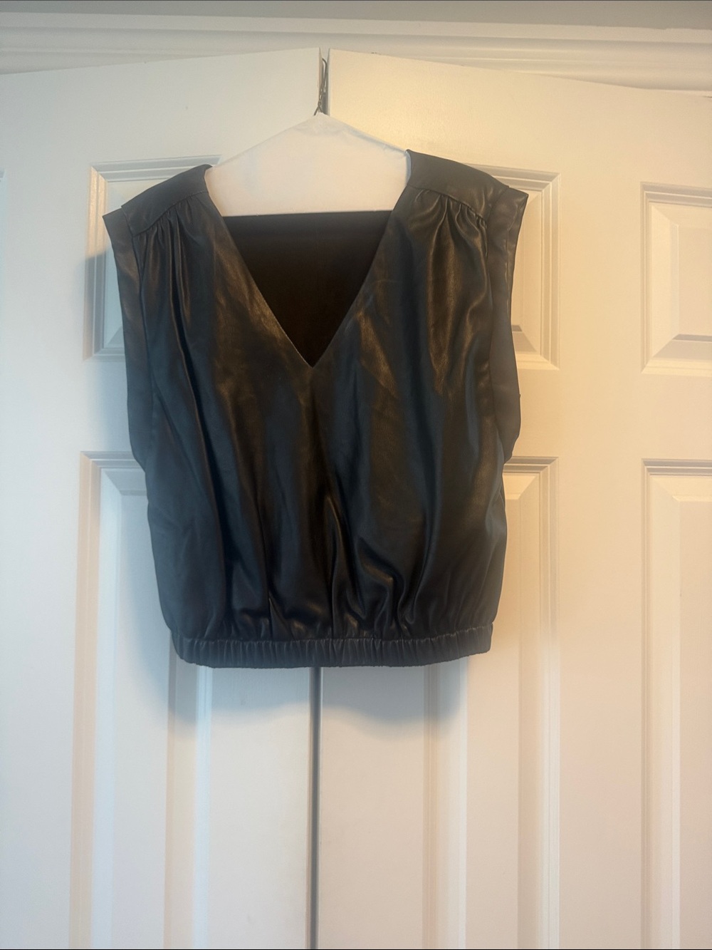 Sleeveless Faux Leather V-Neck Crop Top - Black